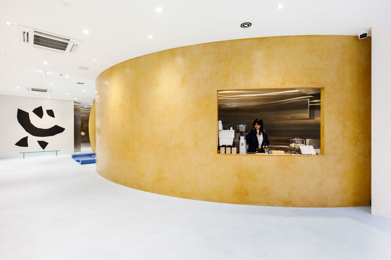 裏原宿に上陸したLA発ブランド〈madhappy〉が手がけるカフェ。