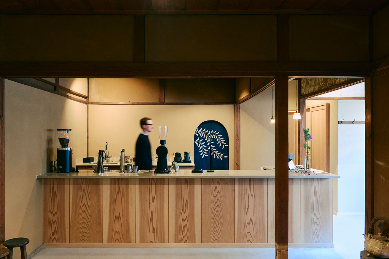 京都・哲学の道に佇む、古家具×信楽焼の空間で味わうコペンハーゲン発のコーヒー。