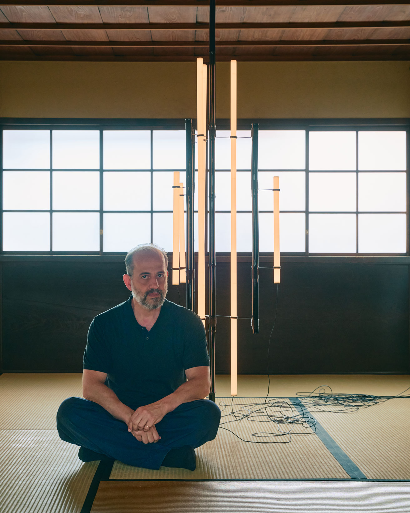 京都の築150年の古民家で体験する、マイケル・アナスタシアデスが捉えた日没の光。