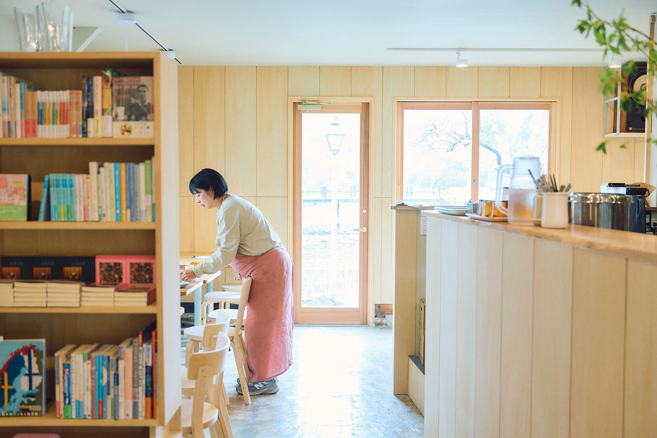 内沼晋太郎が選書を手がけるカフェが軽井沢の湖畔に移転。フィンランドの空気を感じる空間。