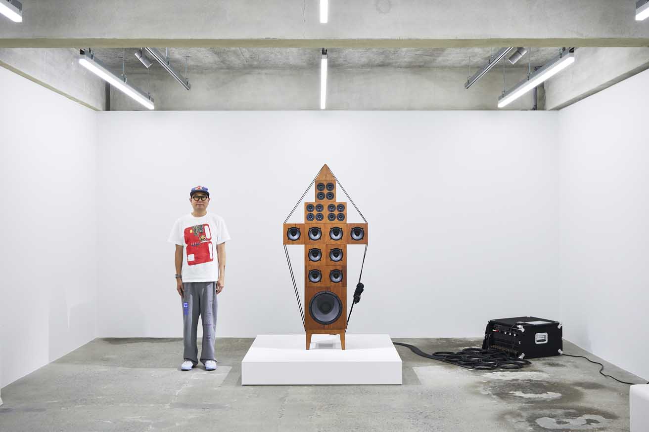 “家具の音楽”とは？ デザイナー・スズキユウリの新作・旧作が並ぶ展覧会へ。コーネリアスとのコラボも！