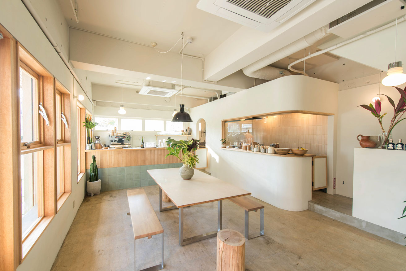 沖縄・北谷で訪れたい海辺のカフェ。那覇の豆で淹れるコーヒーと自家製ガレットを。