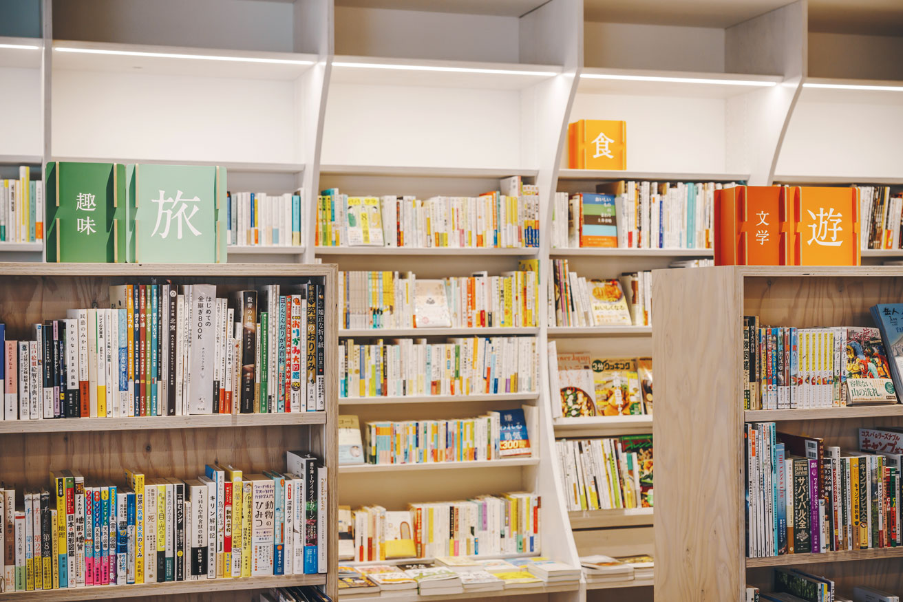 旅に連れていきたくなる一冊が見つかる。版元が手がける「旅と暮らし」の書店が千石に。